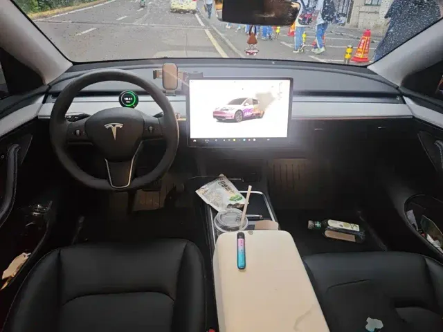 Tesla Model Y — Фото автомобиля 12