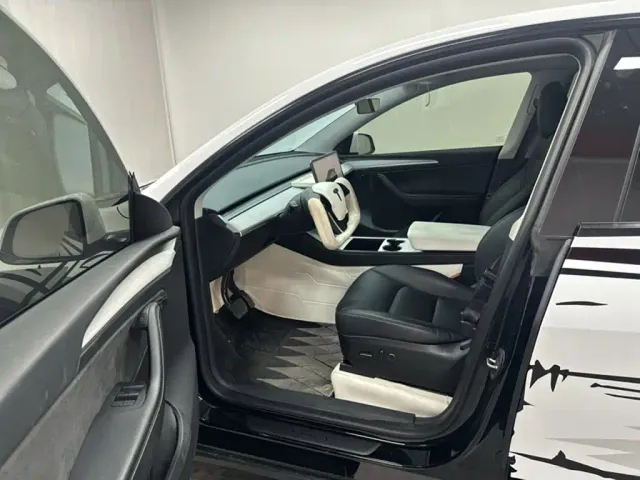 Tesla Model Y — Фото автомобиля 8