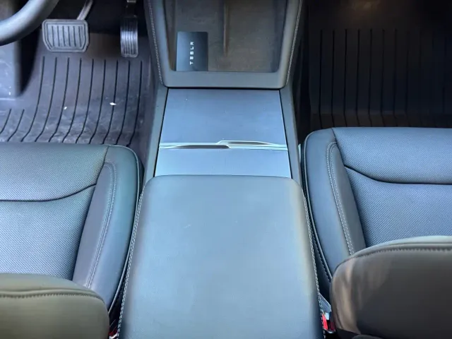 Tesla Model 3 — Фото автомобиля 18