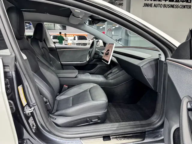 Tesla Model 3 — Фото автомобиля 15