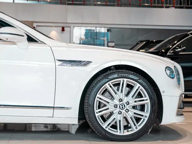 Bentley Flying Spur — Фото автомобиля 5