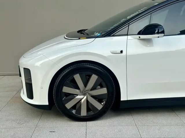 Li Auto Li Auto i6 2025 4WD Base Model — Фото автомобиля 5