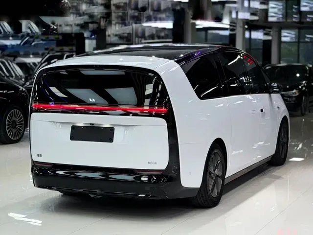 Li Auto MEGA — Фото автомобиля 14