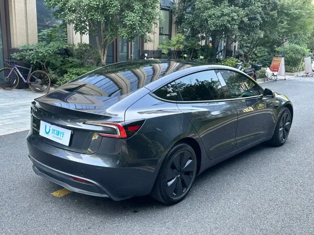 Tesla Model 3 — Фото автомобиля 3