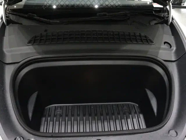Tesla Model Y — Фото автомобиля 26