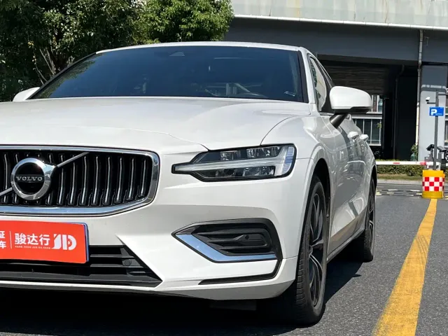 Volvo S60 — Фото автомобиля 7
