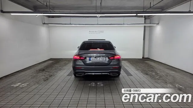 Mercedes-Benz E-Class — Фото автомобиля 4
