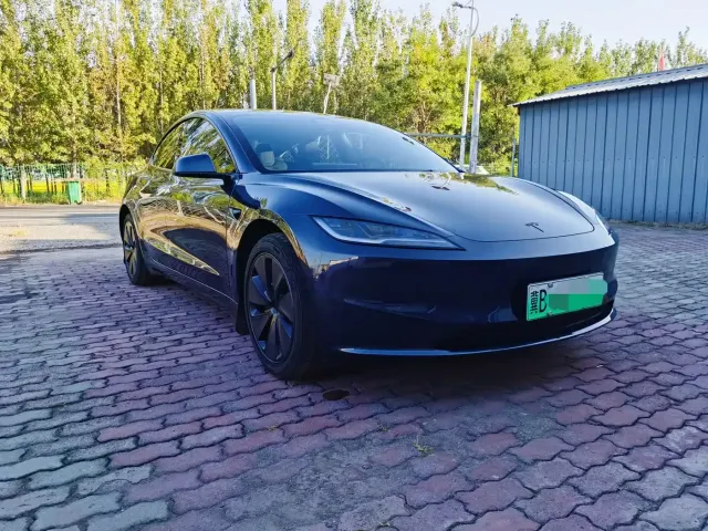 Tesla Model 3 — Фото автомобиля 2