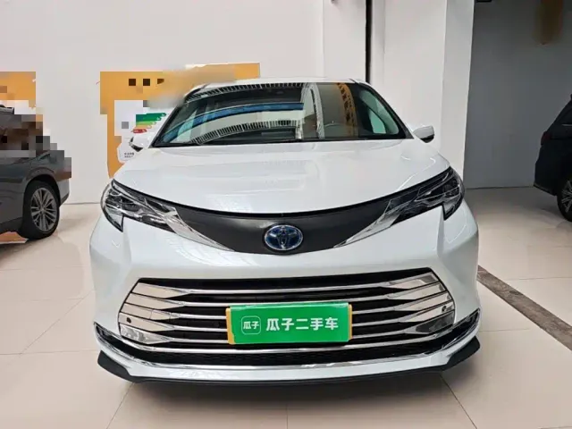 Toyota Sienna — Фото автомобиля 2