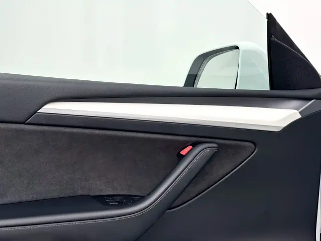Tesla Model Y — Фото автомобиля 9