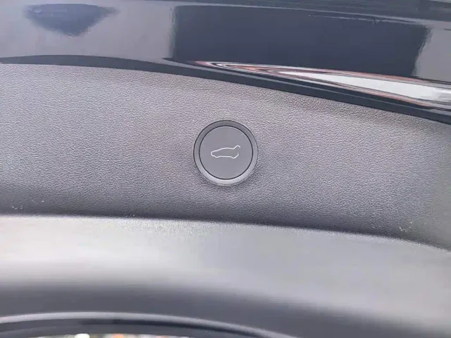 Tesla Model 3 — Фото автомобиля 11