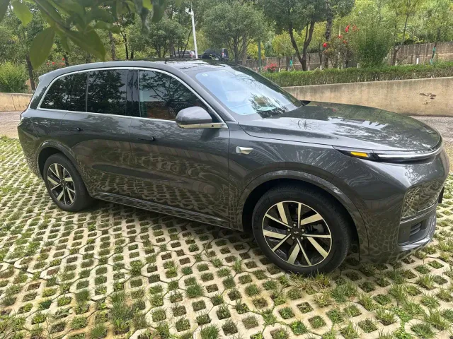 Li Auto L8 — Фото автомобиля 4
