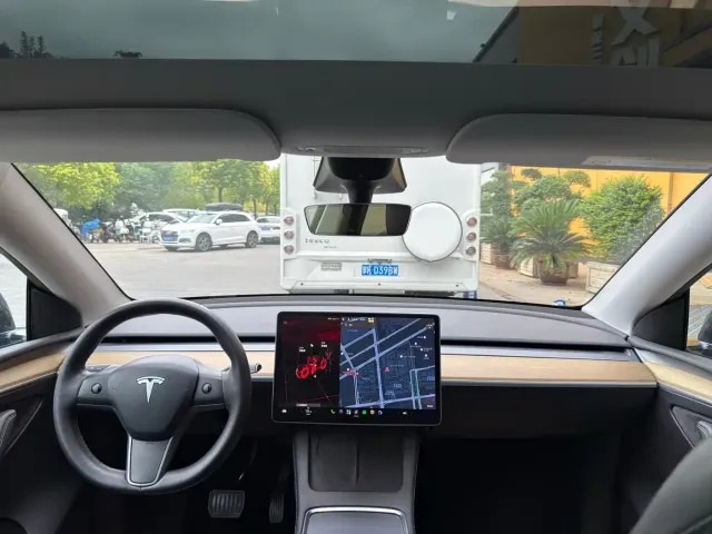 Tesla Model Y — Фото автомобиля 10