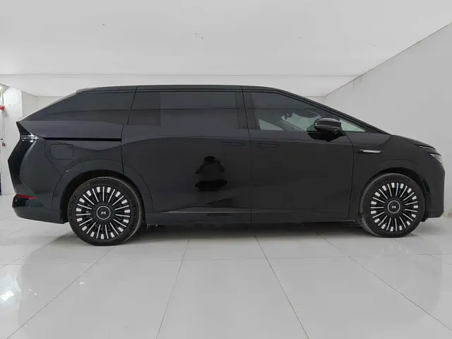Xpeng X9 — Фото автомобиля 8