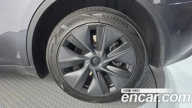 Tesla Model Y — Фото автомобиля 21