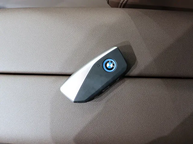 BMW iX — Фото автомобиля 11