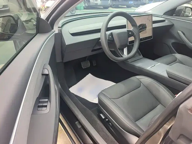 Tesla Model 3 — Фото автомобиля 15