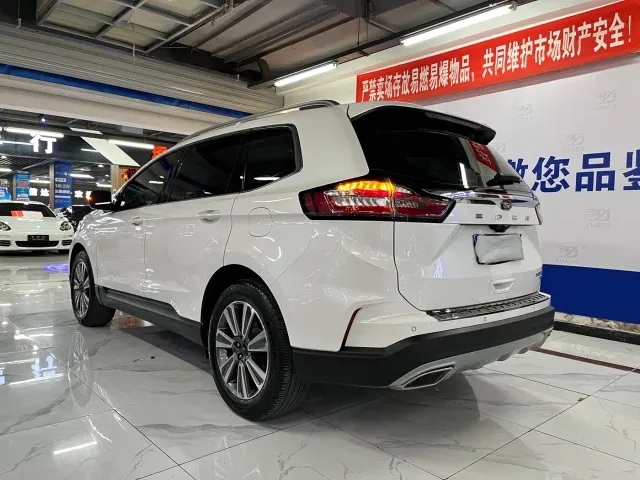 Ford Edge — Фото автомобиля 3