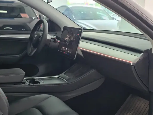 Tesla Model Y — Фото автомобиля 6
