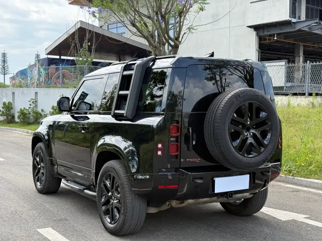 Land Rover Defender — Фото автомобиля 12
