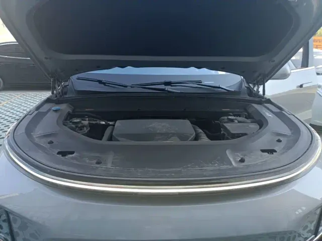 Li Auto L8 — Фото автомобиля 15