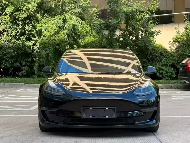 Tesla Model 3 — Фото автомобиля 2