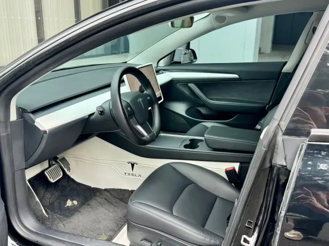 Tesla Model 3 — Фото автомобиля 4