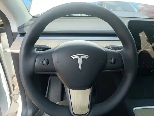 Tesla Model Y — Фото автомобиля 10