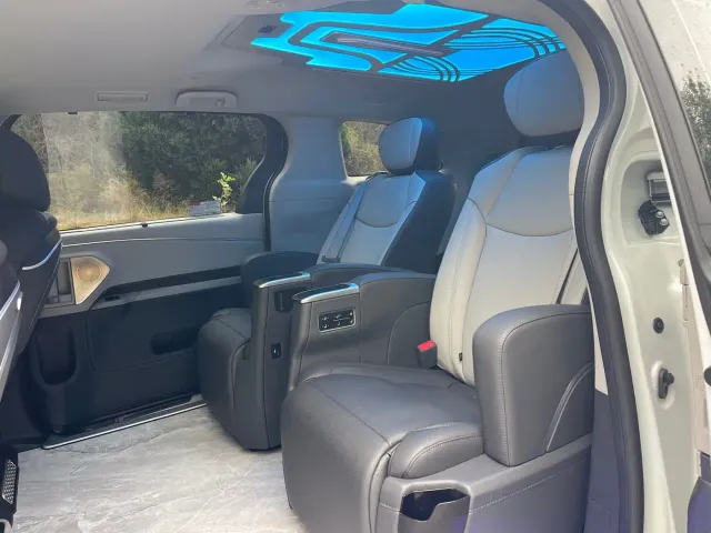 Toyota Sienna — Фото автомобиля 9