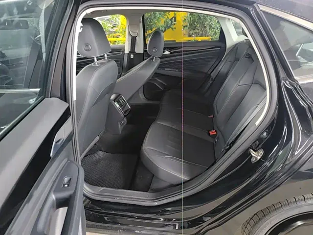 Volkswagen Passat — Фото автомобиля 16