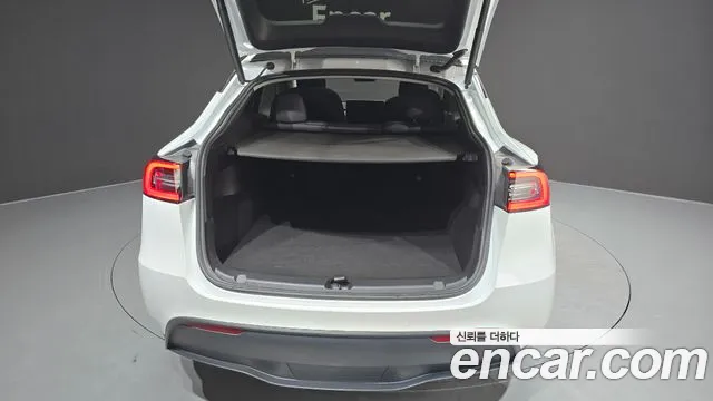 Tesla Model Y — Фото автомобиля 28