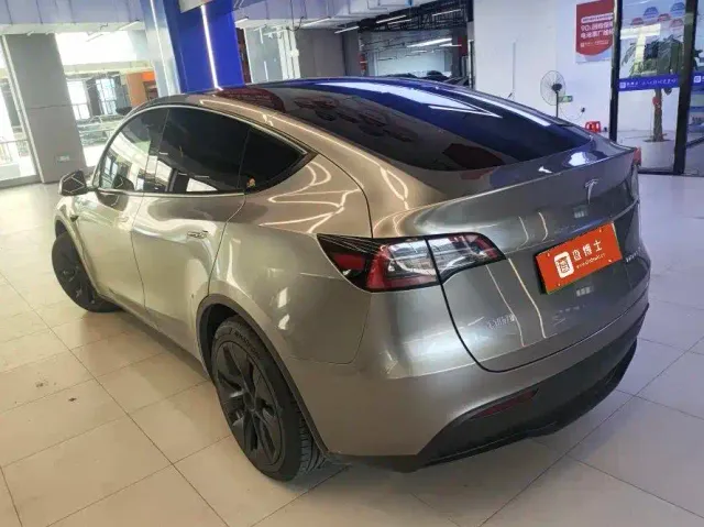 Tesla Model Y — Фото автомобиля 3