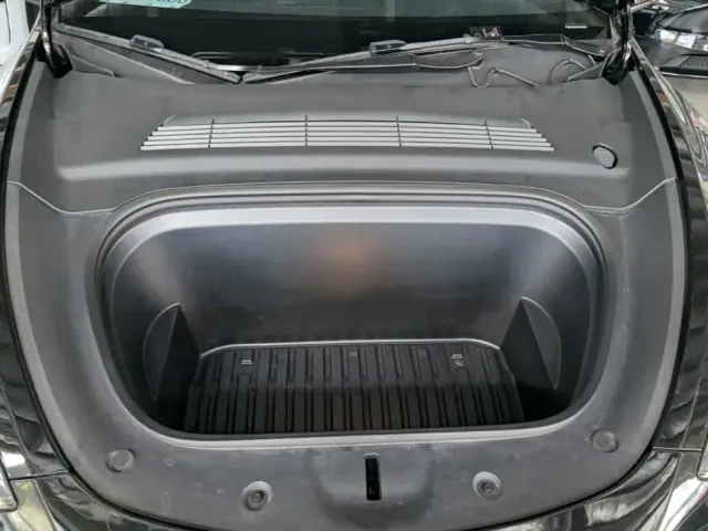 Tesla Model Y — Фото автомобиля 19
