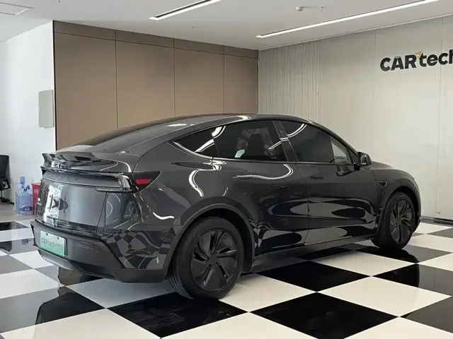 Tesla Model Y — Фото автомобиля 5