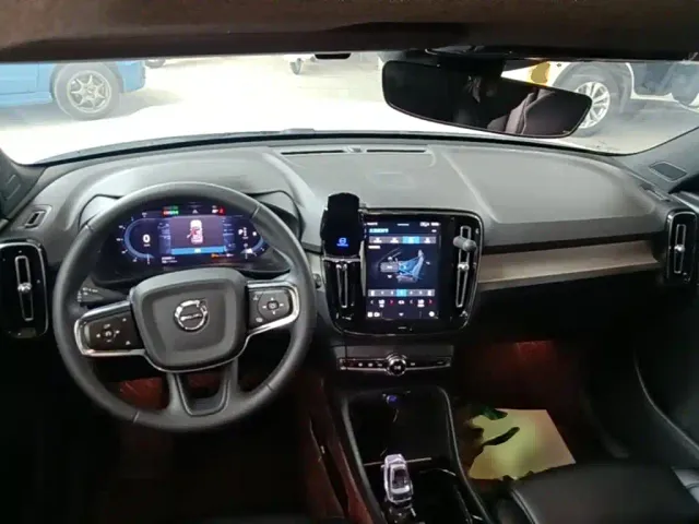 Volvo XC40 — Фото автомобиля 5