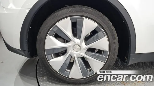 Tesla Model Y — Фото автомобиля 5