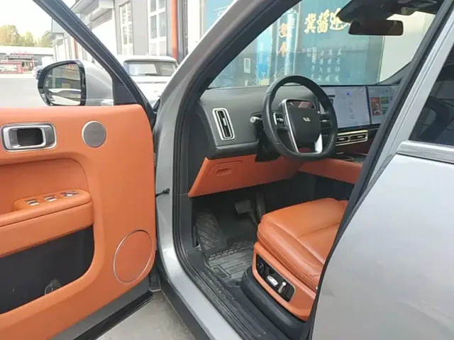 Li Auto L8 — Фото автомобиля 15