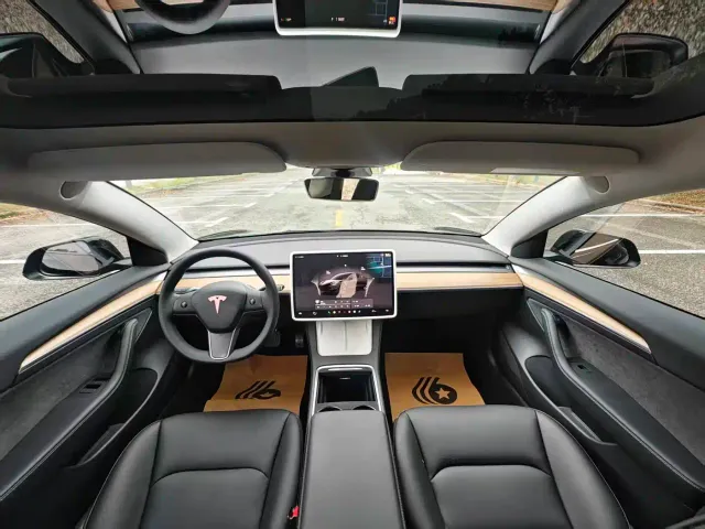 Tesla Model 3 — Фото автомобиля 5