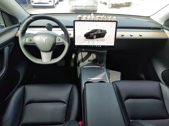 Tesla Model Y — Фото автомобиля 9