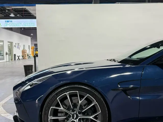 Aston Martin V8 Vantage — Фото автомобиля 7