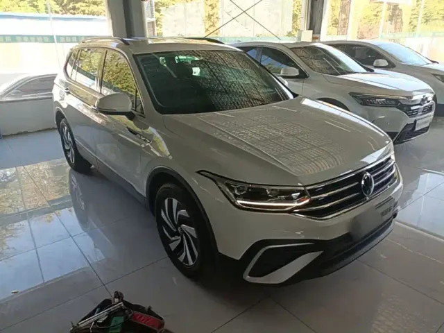 Volkswagen Tiguan L — Фото автомобиля 3
