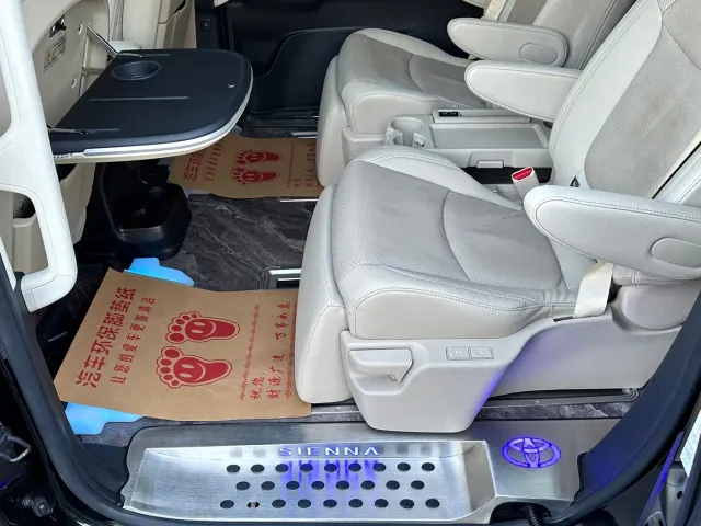 Toyota Sienna — Фото автомобиля 10
