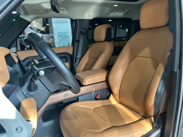 Land Rover Defender — Фото автомобиля 8