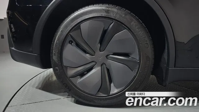 Tesla Model Y — Фото автомобиля 21