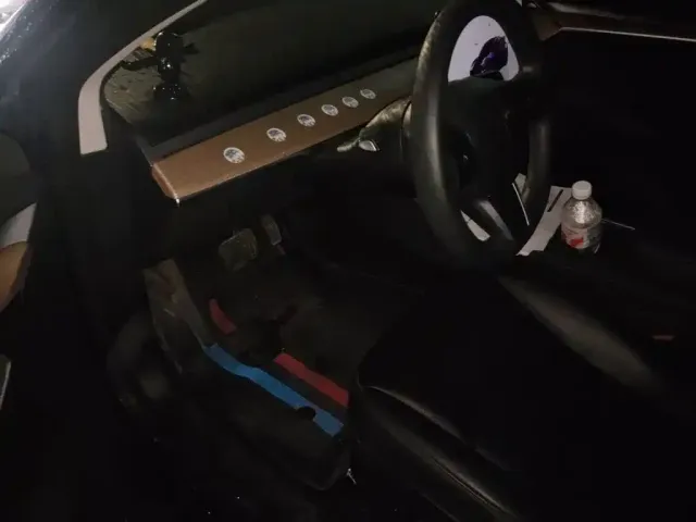 Tesla Model 3 — Фото автомобиля 12