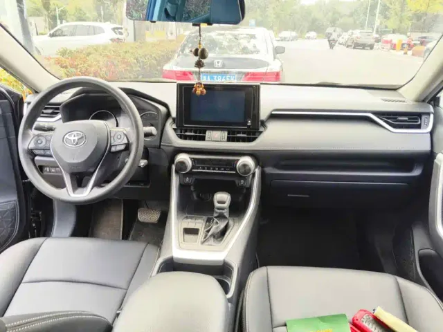 Toyota RAV4 — Фото автомобиля 11