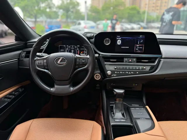 Lexus ES — Фото автомобиля 14