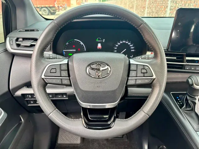 Toyota Sienna — Фото автомобиля 8