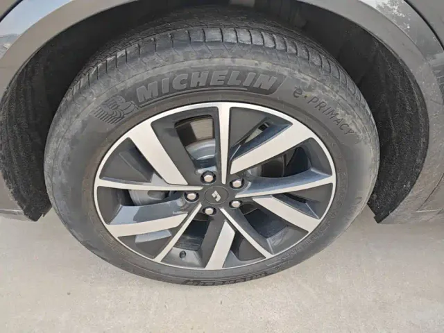 Li Auto L8 — Фото автомобиля 22