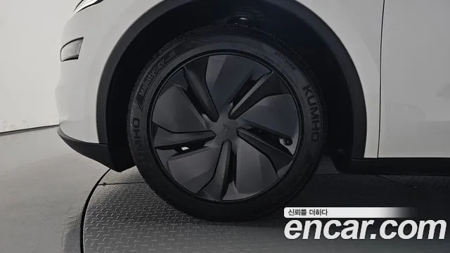 Tesla Model Y — Фото автомобиля 4